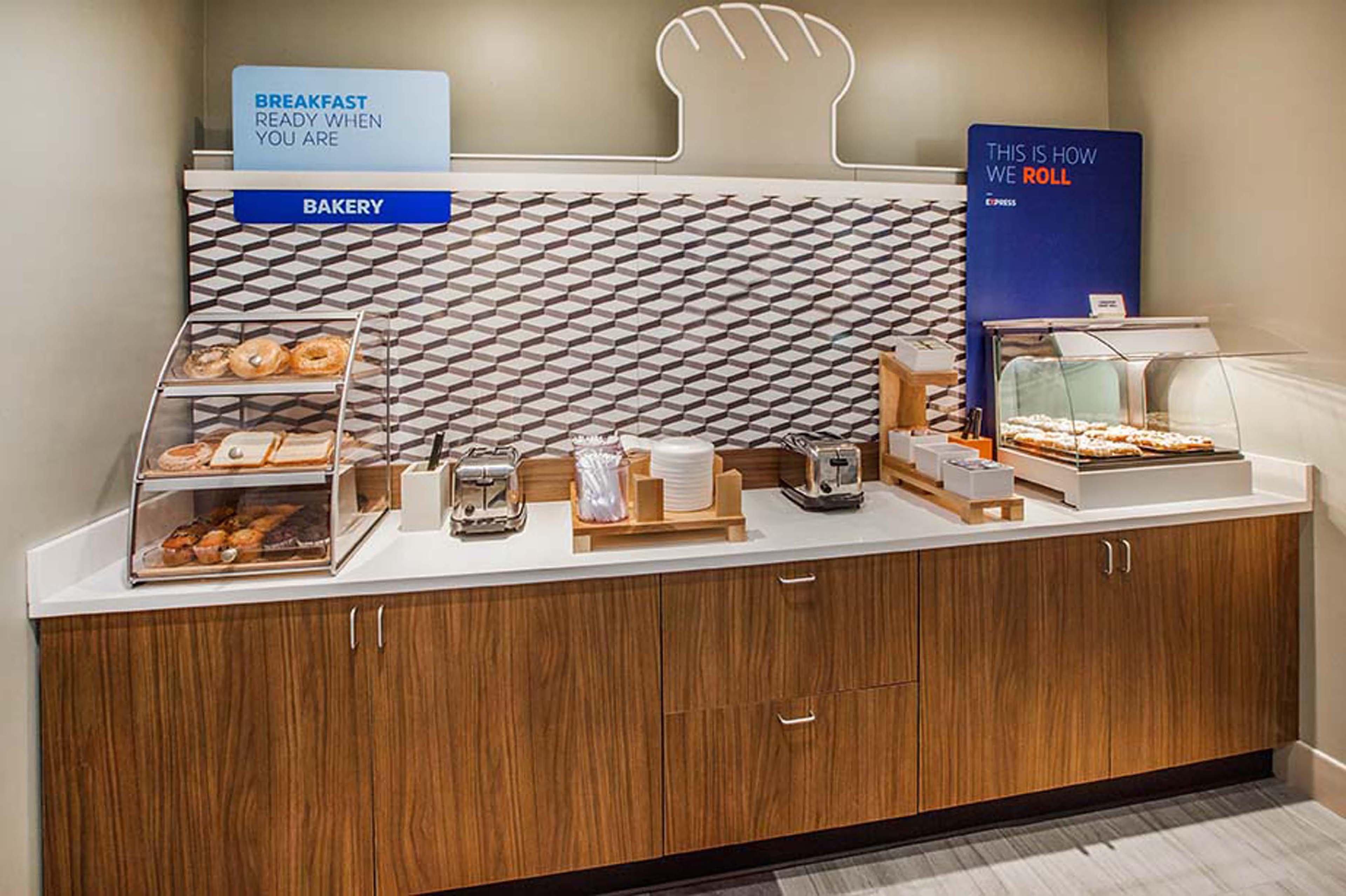 Holiday Inn Express Rome-East By Ihg Экстерьер фото